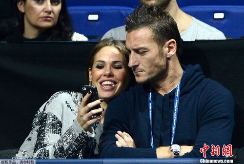 资料图：托蒂与妻子。