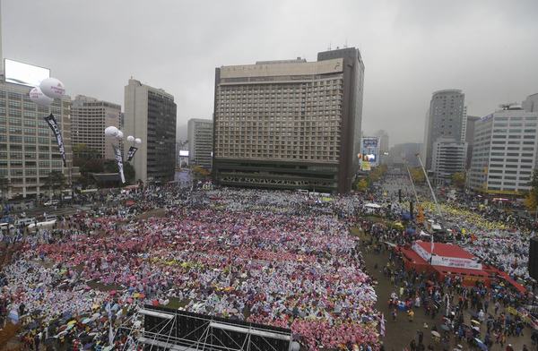 韩爆发严重示威 7万人上街要求朴槿惠下台