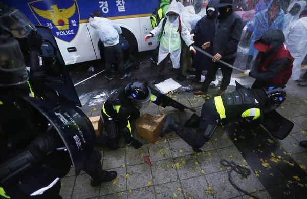 韩爆发严重示威 7万人上街要求朴槿惠下台5
