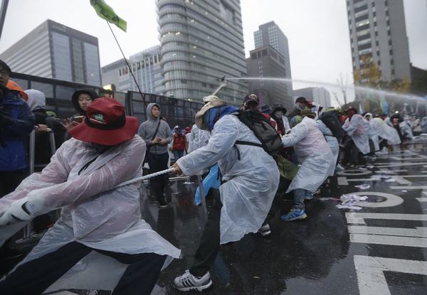 韩爆发严重示威 7万人上街要求朴槿惠下台6