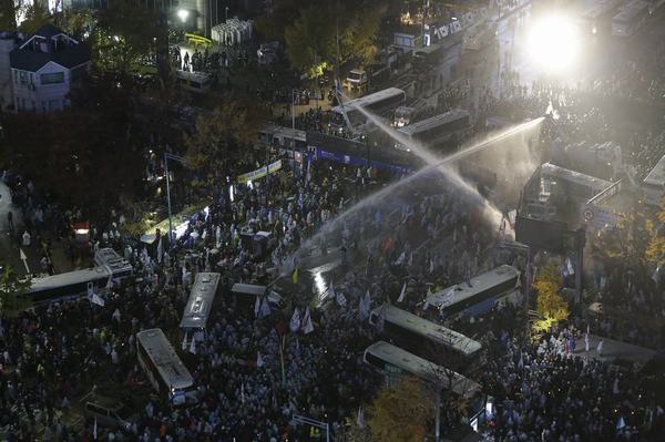 韩爆发严重示威 7万人上街要求朴槿惠下台7