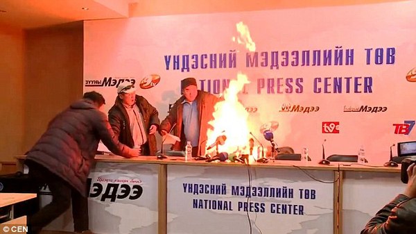 抗议煤炭公司卖给中国 蒙古国一协会主席发布会自焚
