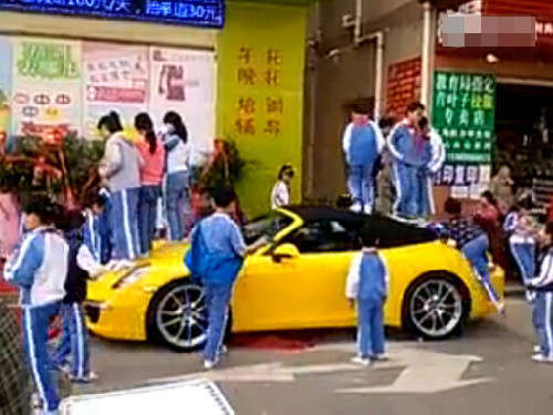 保时捷911成蹦床 4个站车顶3个站引擎盖