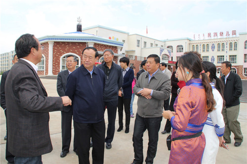 6杨成旺副主席（前左二）带领调研组就图书馆、博物馆、文化馆“三馆”免费开放后续建与管理赴乌兰察布市调研_副本