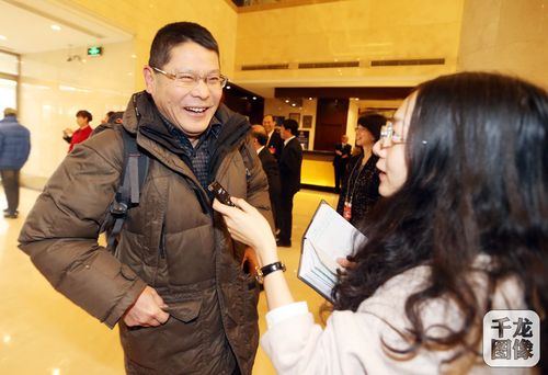 北京政协委员开电动车报到体验驻地充电桩