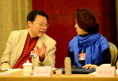 杜晓委员（左）和迟小秋委员在小组讨论上交流