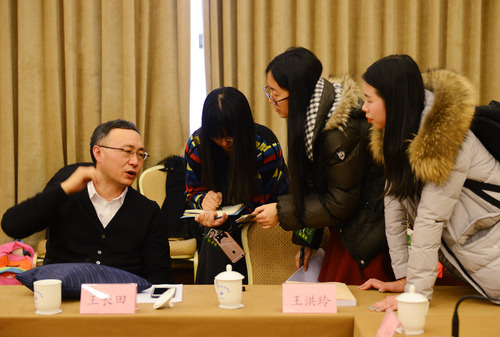 王长田就影视投资问题接受记者采访。