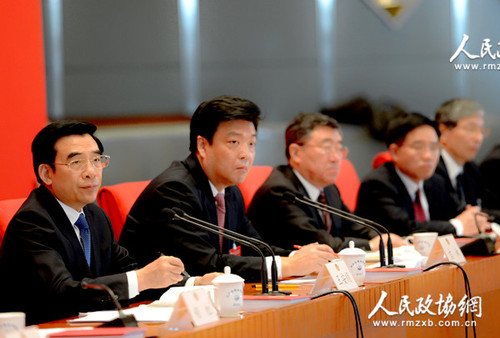 北京市市长王安顺，政协主席吉林在座谈会现场认真听取委员发言
