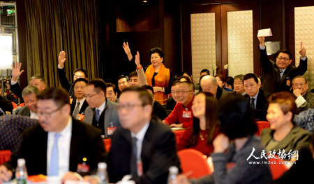 11A与会港澳台委员和港澳台侨顾问争抢举手要求提问和表达建议，我，我，委员急得举起了写着自己名字的桌签。