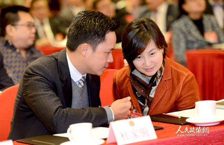 杜家驹委员和何超琼委员在座谈会现场交流。