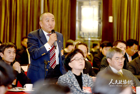 来自西班牙伊比利亚中国文化基金会主席方新民在现场就停车管理混乱和停车难问题提出建议