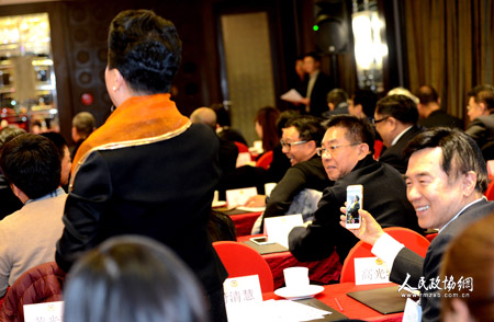 我的问题引起了与会委员的现场录制。