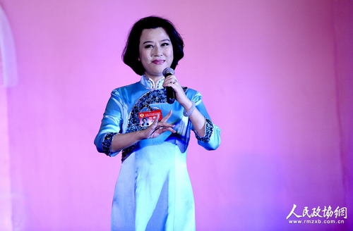 迟小秋委员是程派的艺术传人，晚会现场她表演了京剧《红嫂》