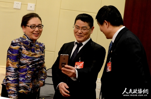 郭耕委员（中）和一起表演节目的委员手机自拍秀。