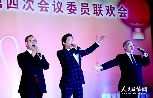 莫华伦委员（中)和郑慕智委员、杨伟天先生表演小合唱《我的太阳》。