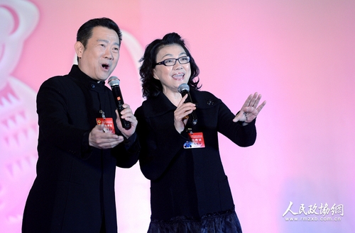 马秋华委员和赵保乐委员表演了黄梅戏《夫妻双双把家还》