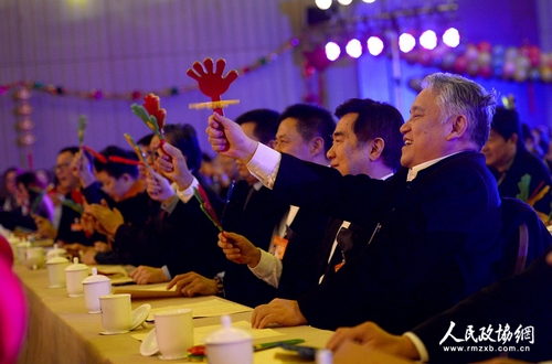 现场观看演出的委员们加油助威。