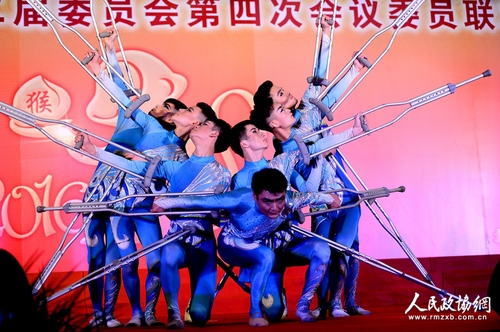 心灵艺术团的演员们是由一些聋哑人和身体残疾人组成，在郭丽双委员携同下来到晚会表演舞蹈《我心飞翔》