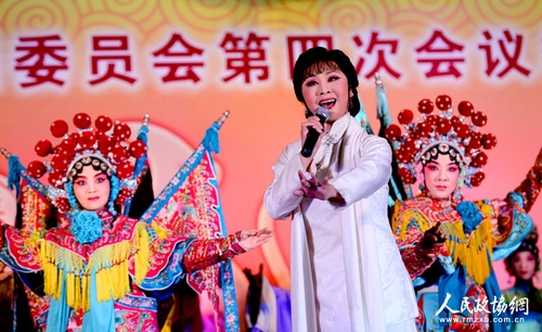 王洪玲委员携北京河北梆子剧团表演《优伶颂》震撼了全场