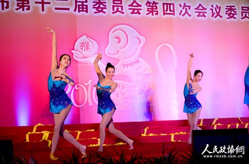 马鸿韬委员携北体部分师生表演的艺术体操《茉莉花》把体育项目和艺术结合起来，极具观赏性。