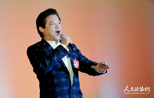 莫华伦委员演唱《祖国慈祥的母亲》。
