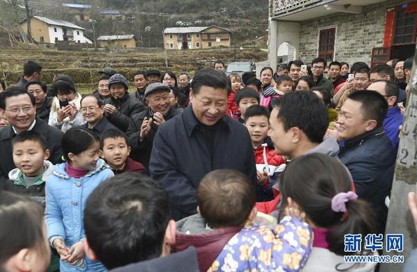 这是2月2日，习近平在井冈山市茅坪乡神山村给乡亲们拜年，祝乡亲们生活幸福、猴年吉祥。新华社记者谢环驰摄
