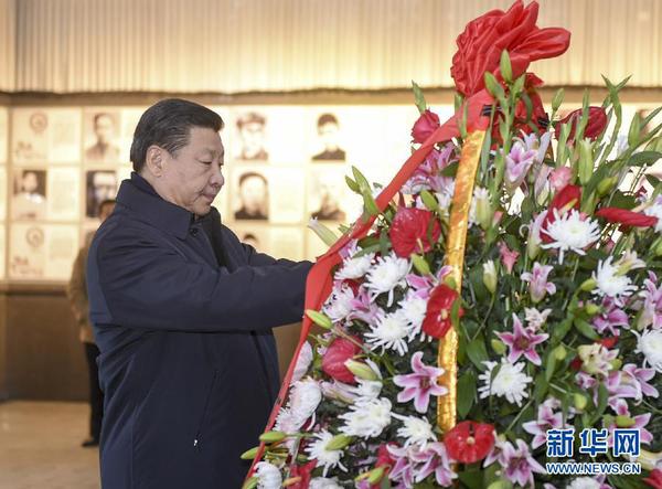 这是2月2日，习近平在井冈山革命烈士陵园向革命烈士敬献花篮。新华社记者谢环驰摄