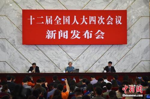 3月4日上午11时，十二届全国人大四次会议在北京人民大会堂举行新闻发布会。大会发言人傅莹将就会议议程和人大工作回答记者提问，并回应社会关注的热点问题。 中新社记者 金硕 摄