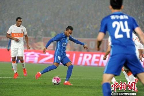 苏宁主场3-0击败鲁能获得开门红。　盛捷 摄