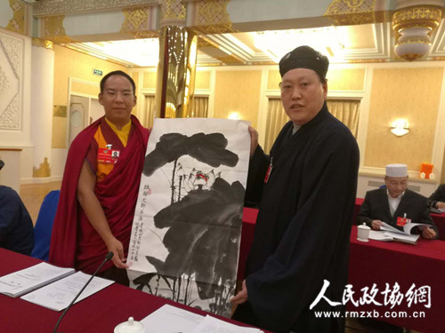 两会期间，唐诚青委员为十一世班禅作画。