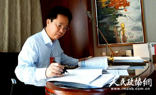 刘昕委员在住地查阅资料。田福良 摄