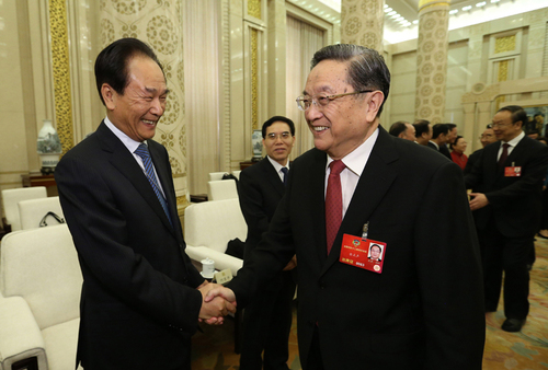 　3月14日，中共中央政治局常委、全国政协主席俞正声在北京人民大会堂会见参加全国政协十二届四次会议新闻报道工作的中央主要新闻媒体负责同志和记者代表，向参加大会报道的新闻工作者表示诚挚慰问和衷心感谢。这是俞正声与新华社社长蔡名照握手。新华社记者 马占成 摄