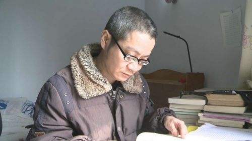45岁男子再次参加高考只为给孩子树励志榜样（图）