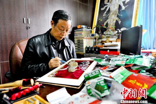 朱新泉正在创作 李传平 摄