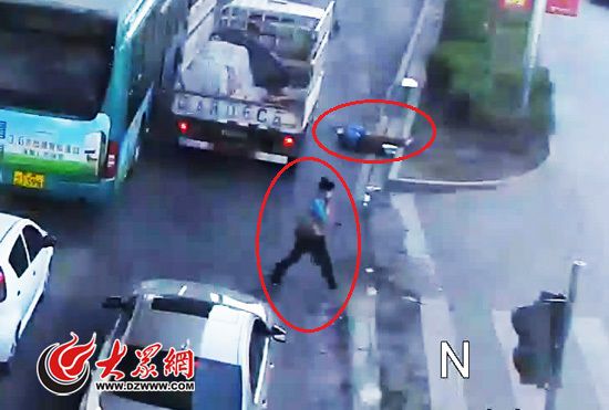 小伙目睹行人闯红灯被撞飞 仍打手机跟着闯