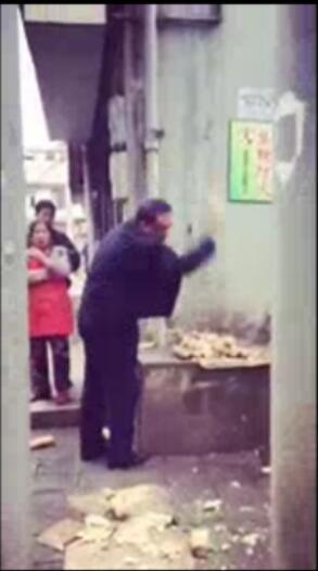 武汉一城管摔商户20斤莲藕 朝镜头大喊