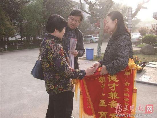 初中女生妈妈患癌 班主任将其接回家当代理家长
