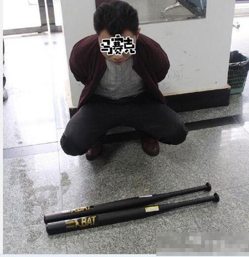 男子宾馆塞招嫖卡片遭制止 挥棍追打旅客(图)