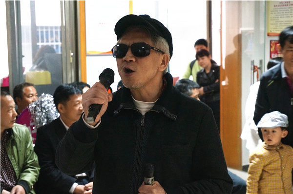 “中国好人”杨德才现场演唱《在那桃花盛开的地方》。