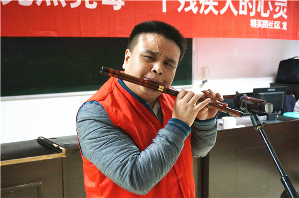 残疾朋友黄兴龙带来笛子独奏。