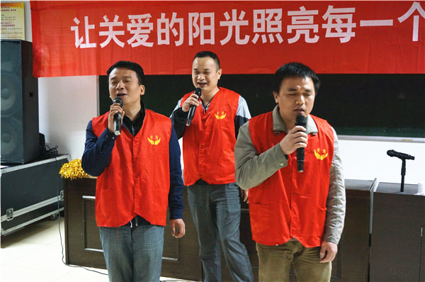 《真心英雄》掀起现场高潮。