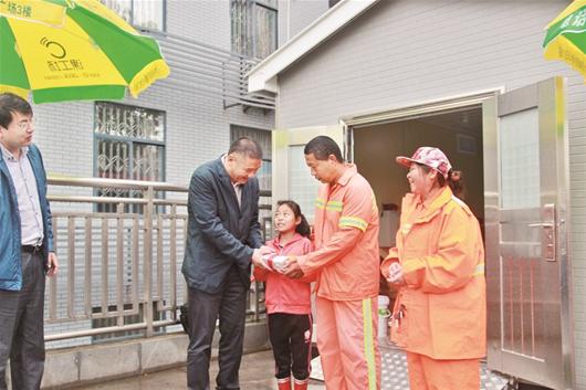 父女俩昨日登上黄鹤楼 实现了两年前的心愿