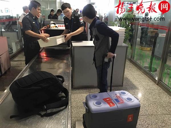 图为机场内绿色通道快速安检