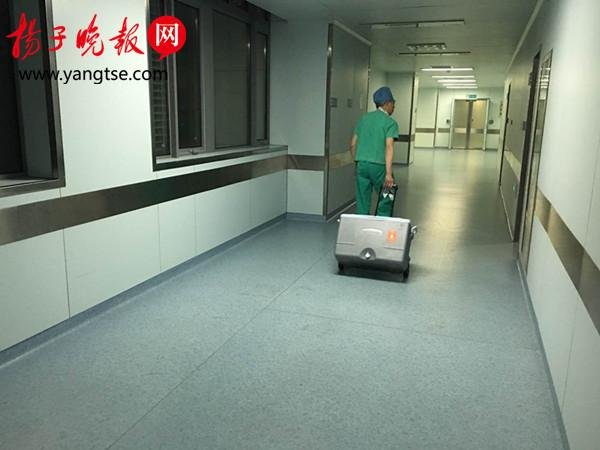 图为肺源抵达医院手术室。