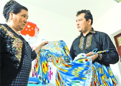 4月9日，努尔买买提在服装厂订做100套服装，准备在“六一”儿童节送给贫困家庭的孩子。