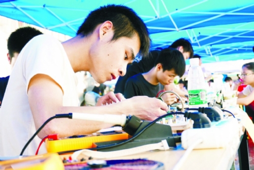学雷锋服务集市活动