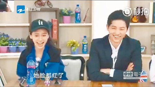 宋仲基与跑男团成员Angelababy。