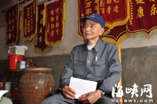 曾老家的墙上，挂满了有关他助学的照片、他人赠送的锦旗等