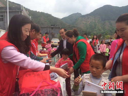 “书香公益行，点亮我心灯”爱心捐赠活动现场