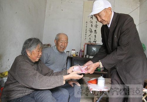 图为乡民慈善温情一幕